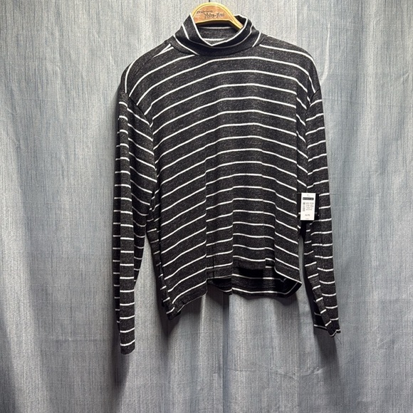 Runaway Bay Striped Black and White light Sweater size XL NWT - Picture 2 of 5